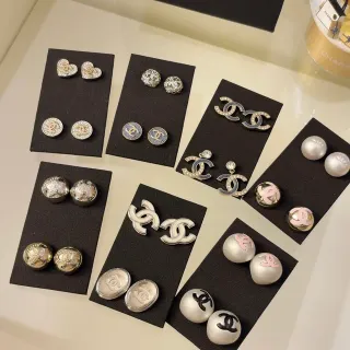 Chanel Interlocking CC Logo أقراط لؤلؤي وإينميل