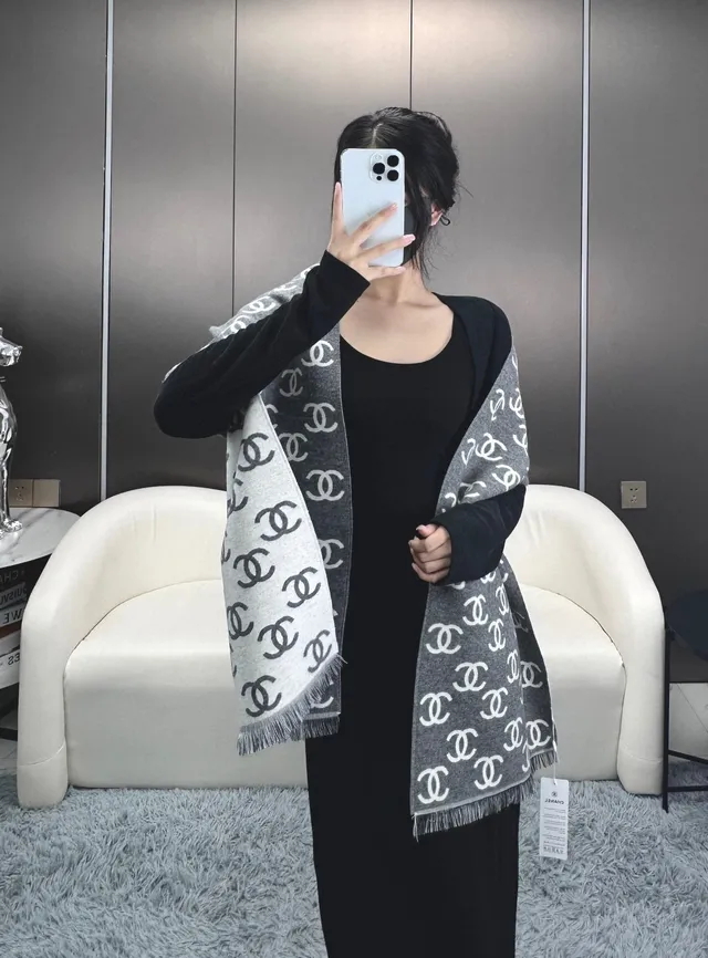 Chanel Interlocking CC Logo Print écharpe en cachemire 2