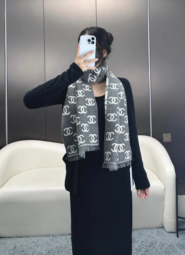 Chanel Interlocking CC Logo Print écharpe en cachemire 4