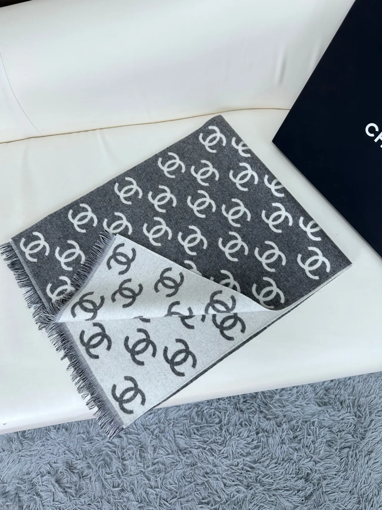 Chanel Interlocking CC Logo Print écharpe en cachemire 7
