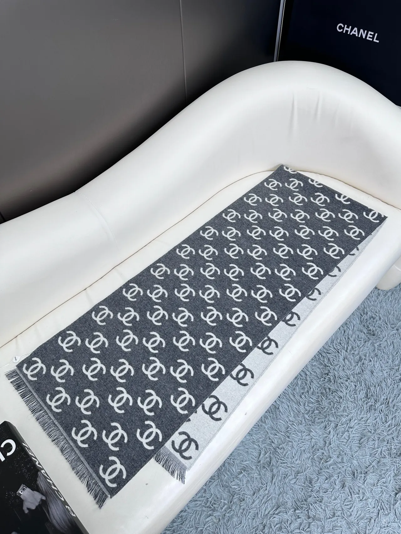 Chanel Interlocking CC Logo Print écharpe en cachemire 8