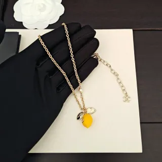 Chanel नींबू पेंडेंट गोल्ड टोन नेकलस
