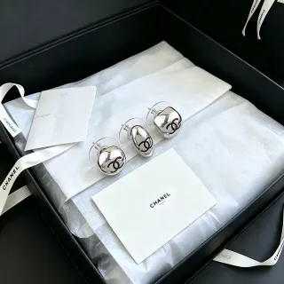 Chanel Logo Stud فضي أسود مصقول معدني أقراط