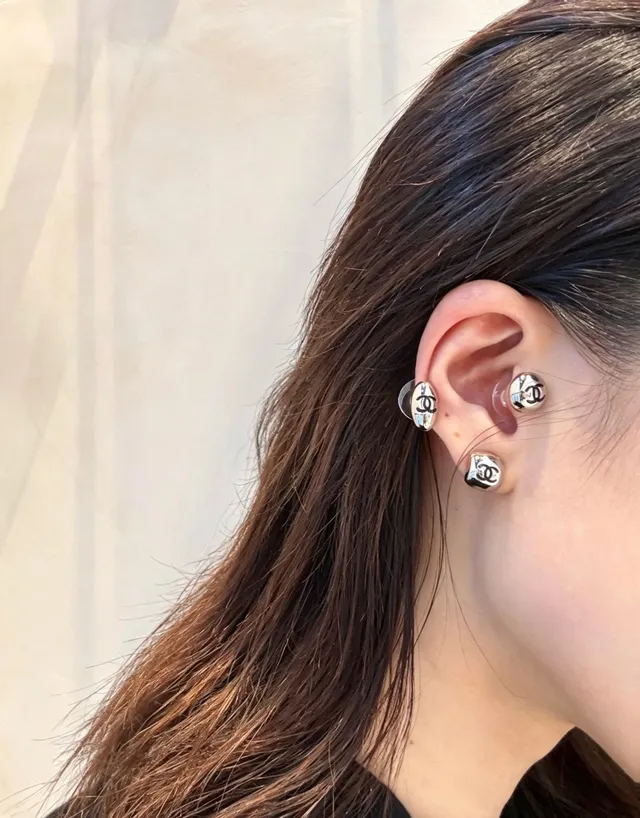 Chanel Logo Stud فضي أسود مصقول معدني أقراط 2