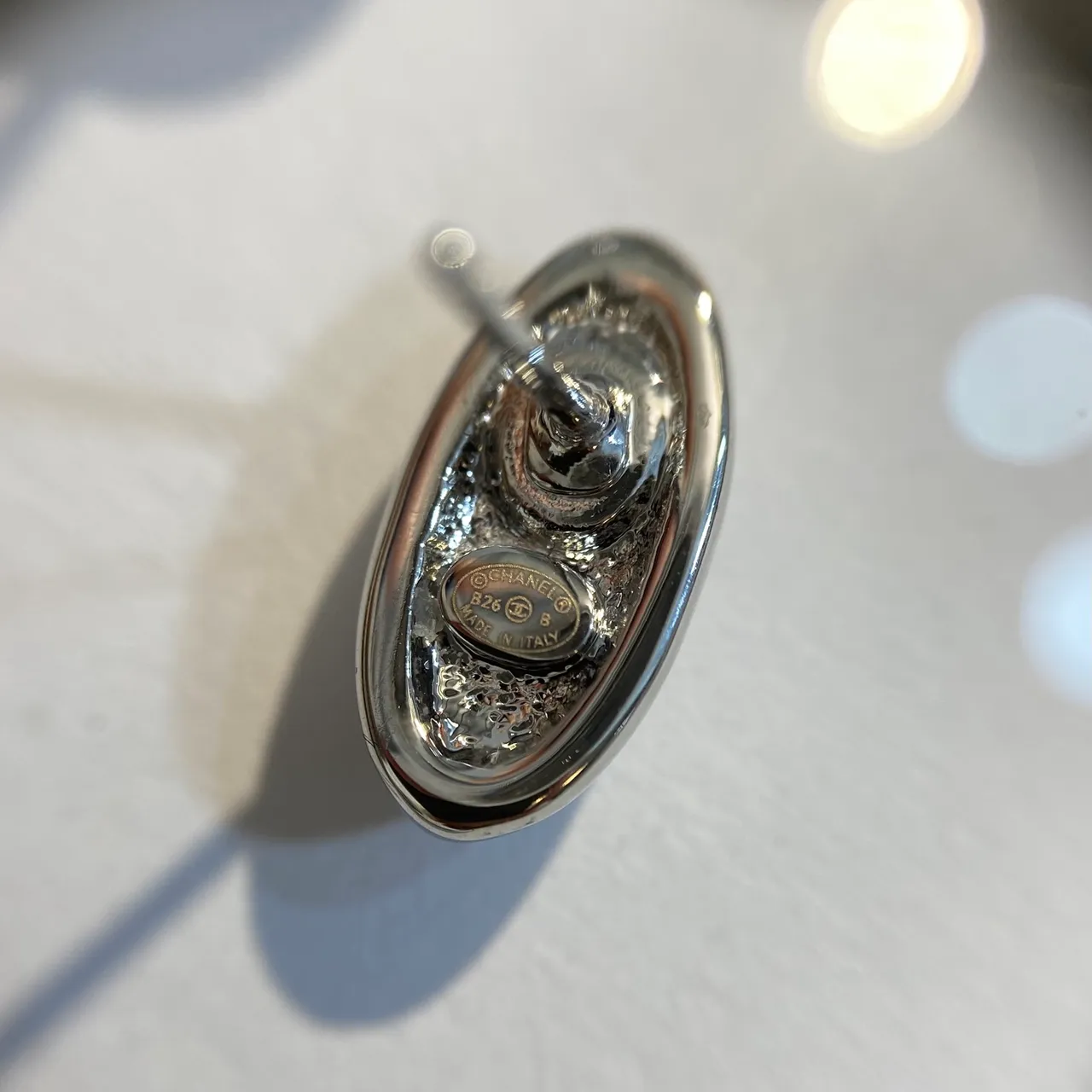 Chanel Logo Stud فضي أسود مصقول معدني أقراط 3