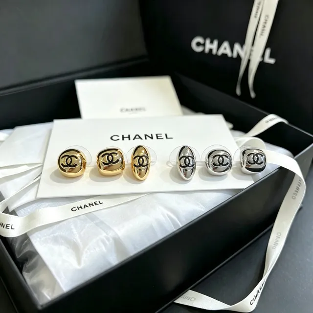 Chanel Logo Stud فضي أسود مصقول معدني أقراط 4