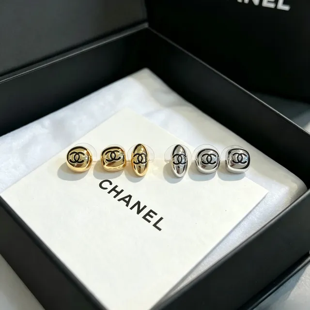 Chanel Logo Stud فضي أسود مصقول معدني أقراط 5