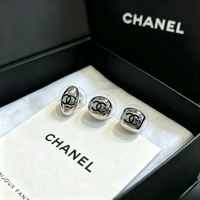 Chanel Logo Stud فضي أسود مصقول معدني أقراط 6