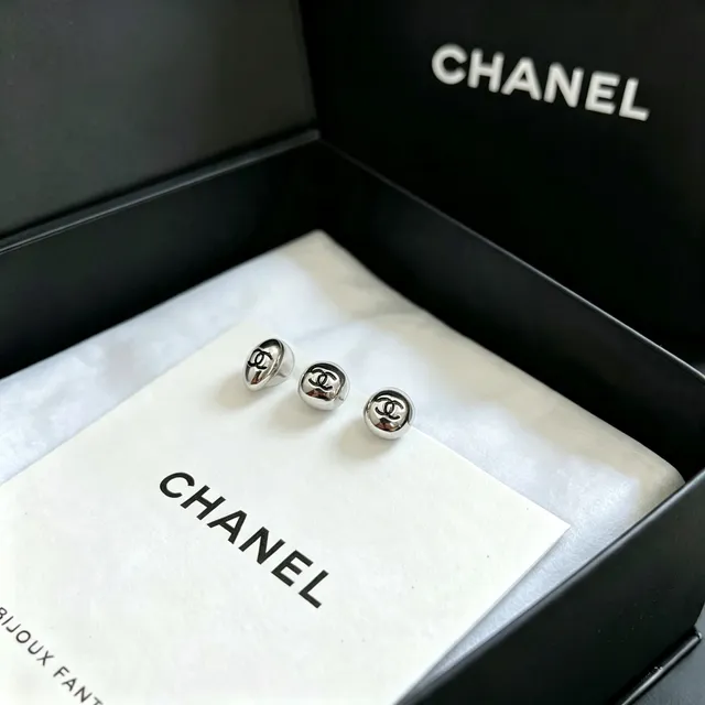 Chanel Logo Stud فضي أسود مصقول معدني أقراط 7