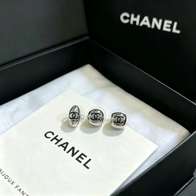 Chanel Logo Stud فضي أسود مصقول معدني أقراط 8