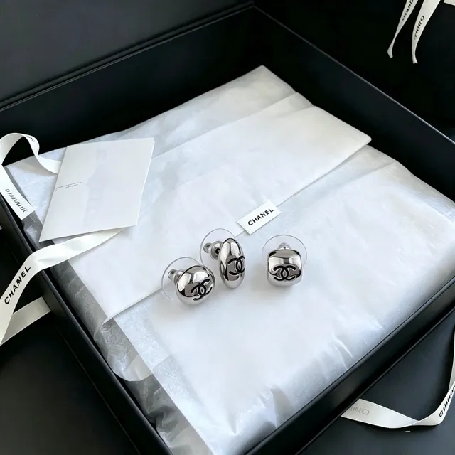 Chanel Logo Stud فضي أسود مصقول معدني أقراط 9