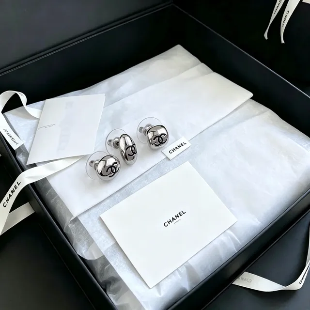 Chanel Logo Stud فضي أسود مصقول معدني أقراط 10
