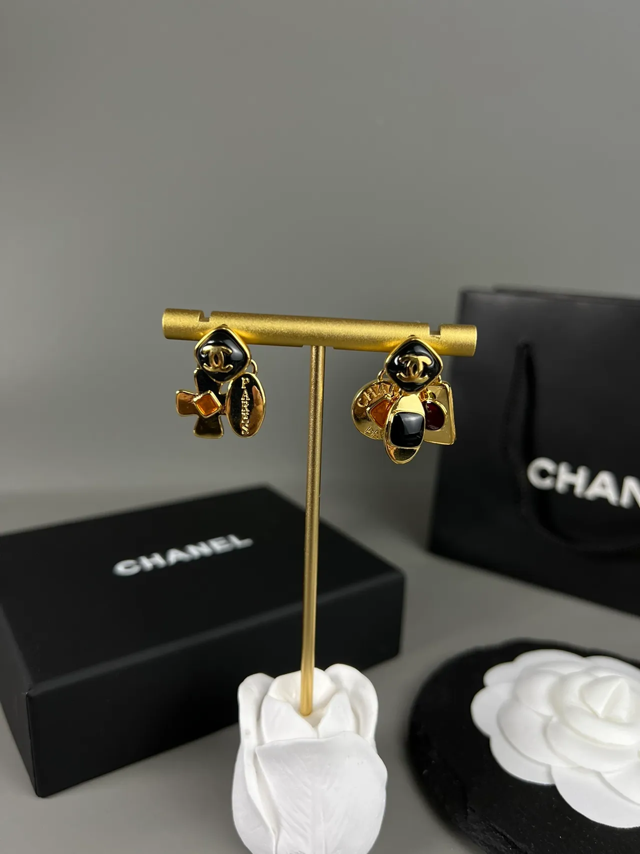 Chanel Multi-Motif Émail CC Logo Boucles d'oreilles 2