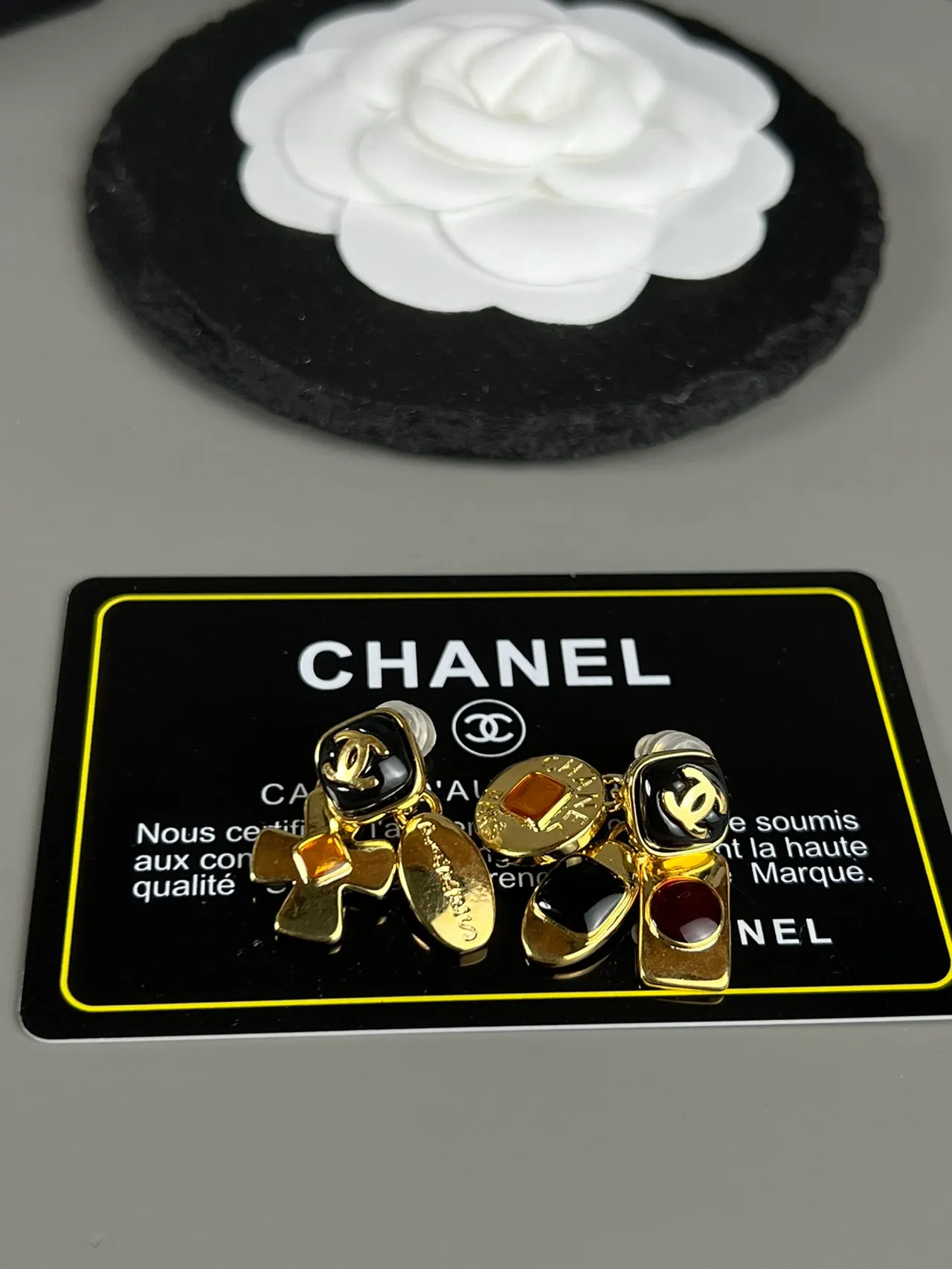 Chanel Multi-Motif Émail CC Logo Boucles d'oreilles 3