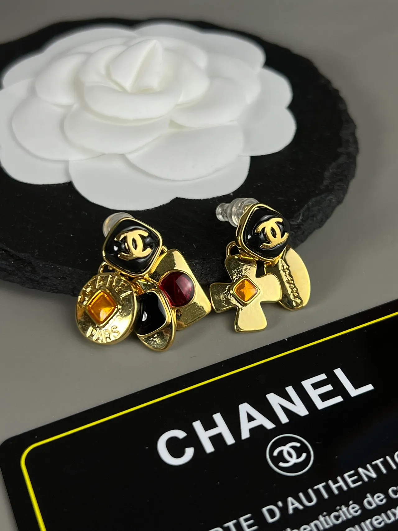 Chanel Multi-Motif Émail CC Logo Boucles d'oreilles 4