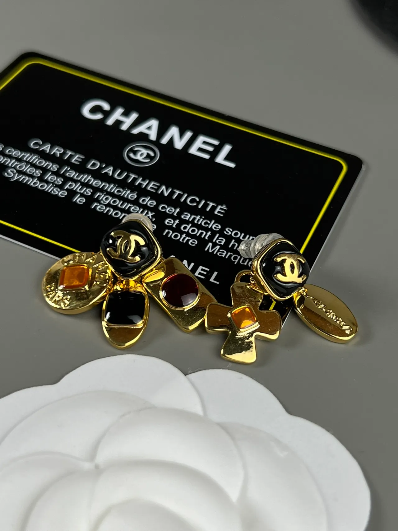 Chanel Multi-Motif Émail CC Logo Boucles d'oreilles 6