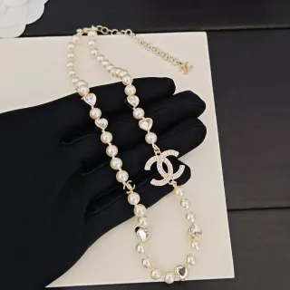 Chanel قلادة لؤلؤي وكريستال قلب