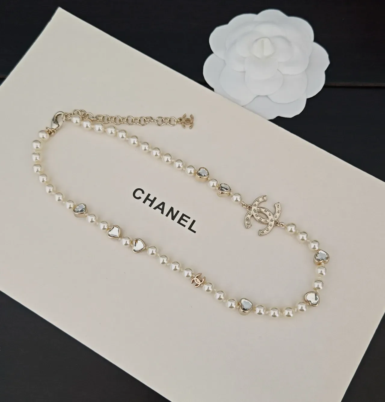 Chanel قلادة لؤلؤي وكريستال قلب 2
