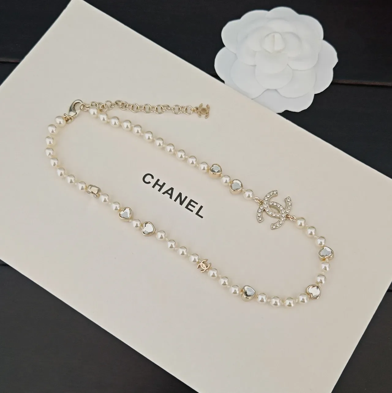 Chanel قلادة لؤلؤي وكريستال قلب 3