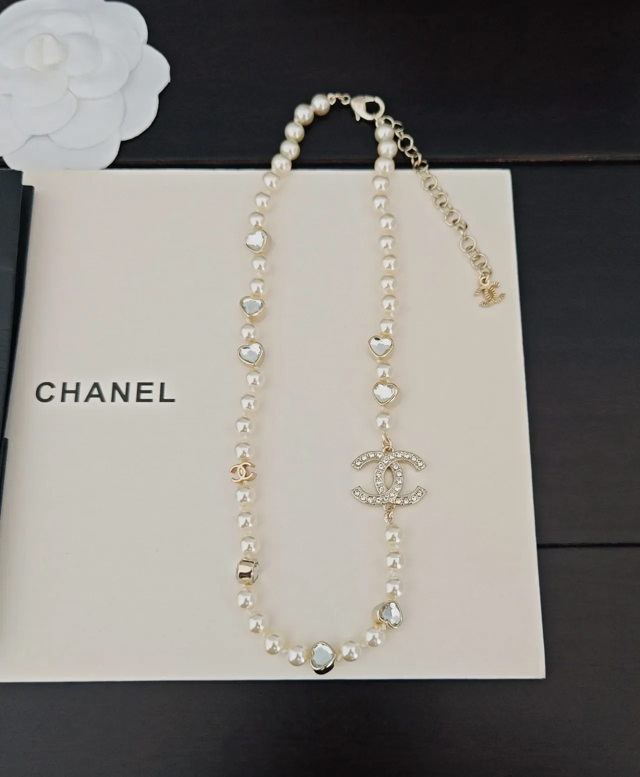 Chanel قلادة لؤلؤي وكريستال قلب 4