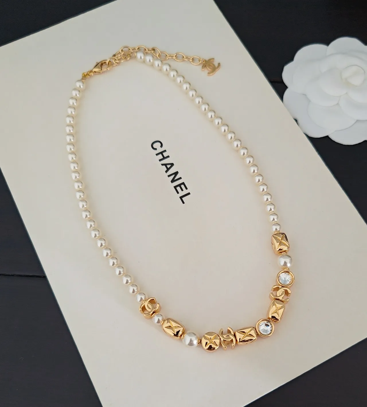 Chanel لؤلؤ و Gold-Tone CC نمط قلادة 2