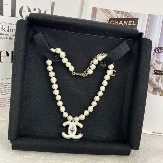 Chanel سلسلة اللؤلؤ الخيطية أبيض فضي ريزن تعليقة سي سي