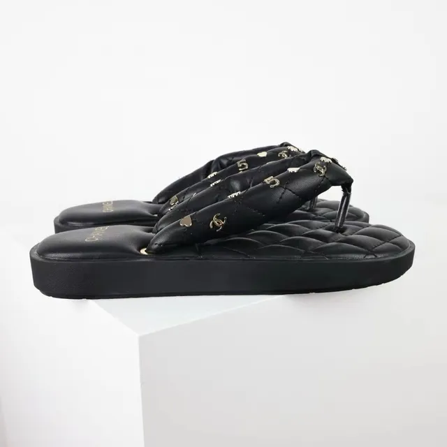 Chanel Pantoufles à plateforme noir matelassées à clous métalliques 8