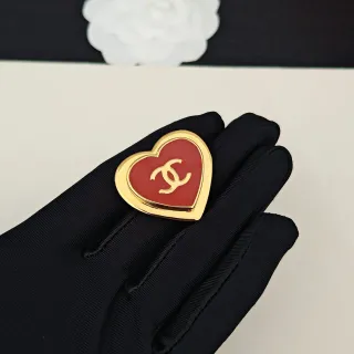 Chanel लाल सोना दिल के आकार का एनामेल भरा हुआ ब्रोच