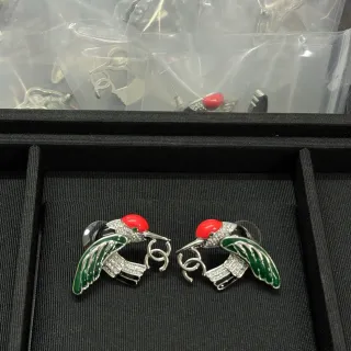 Chanel aretes con motivo de pájaro en esmalte rojo y verde, detalle pavé de cristales