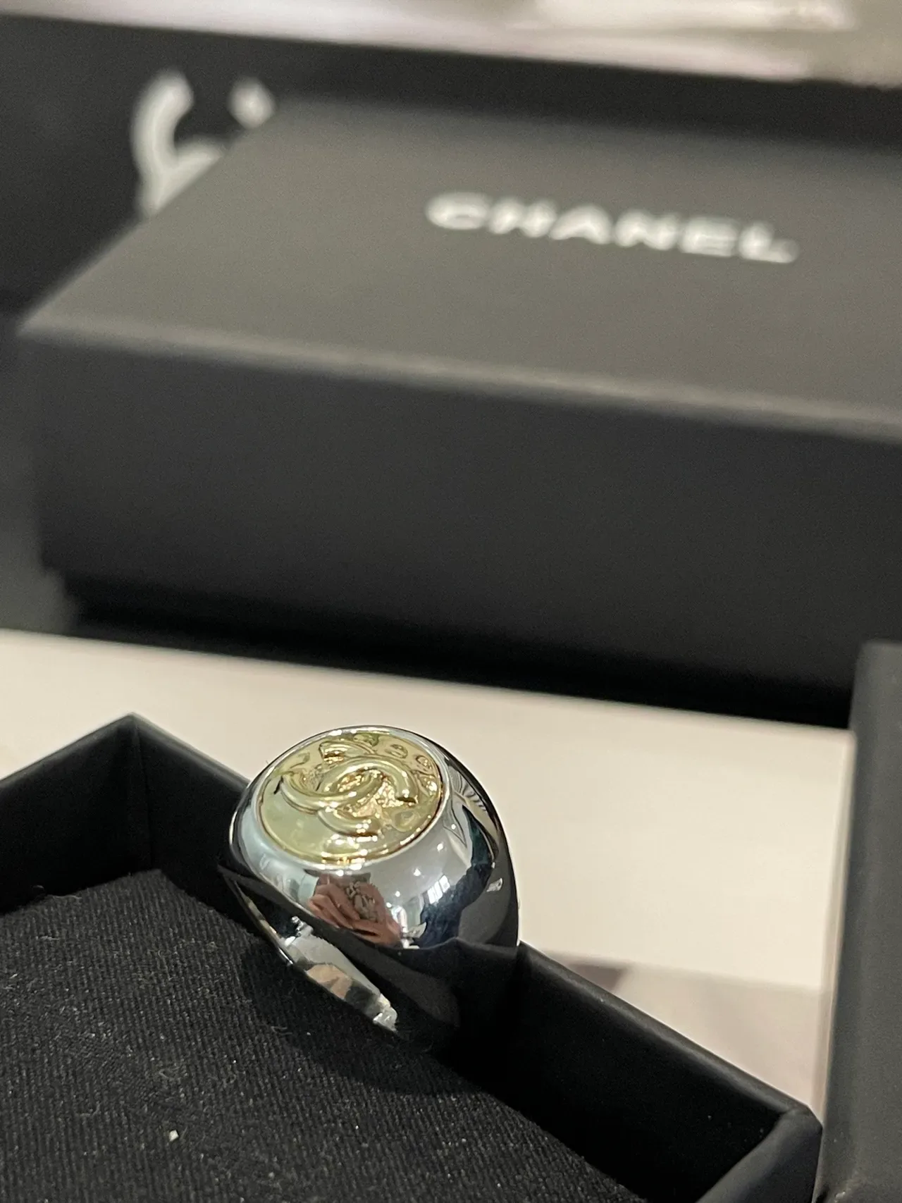 Chanel خاتم سينيت باللون الفضي والذهبي Logo 2