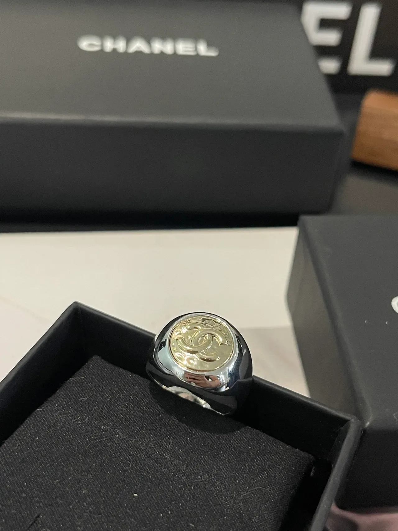 Chanel خاتم سينيت باللون الفضي والذهبي Logo 3