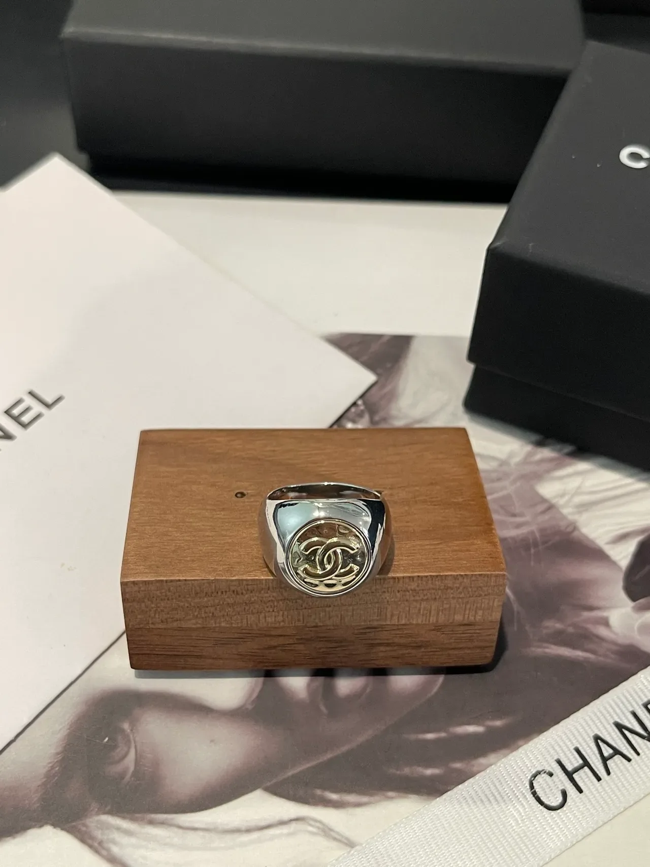 Chanel خاتم سينيت باللون الفضي والذهبي Logo 6
