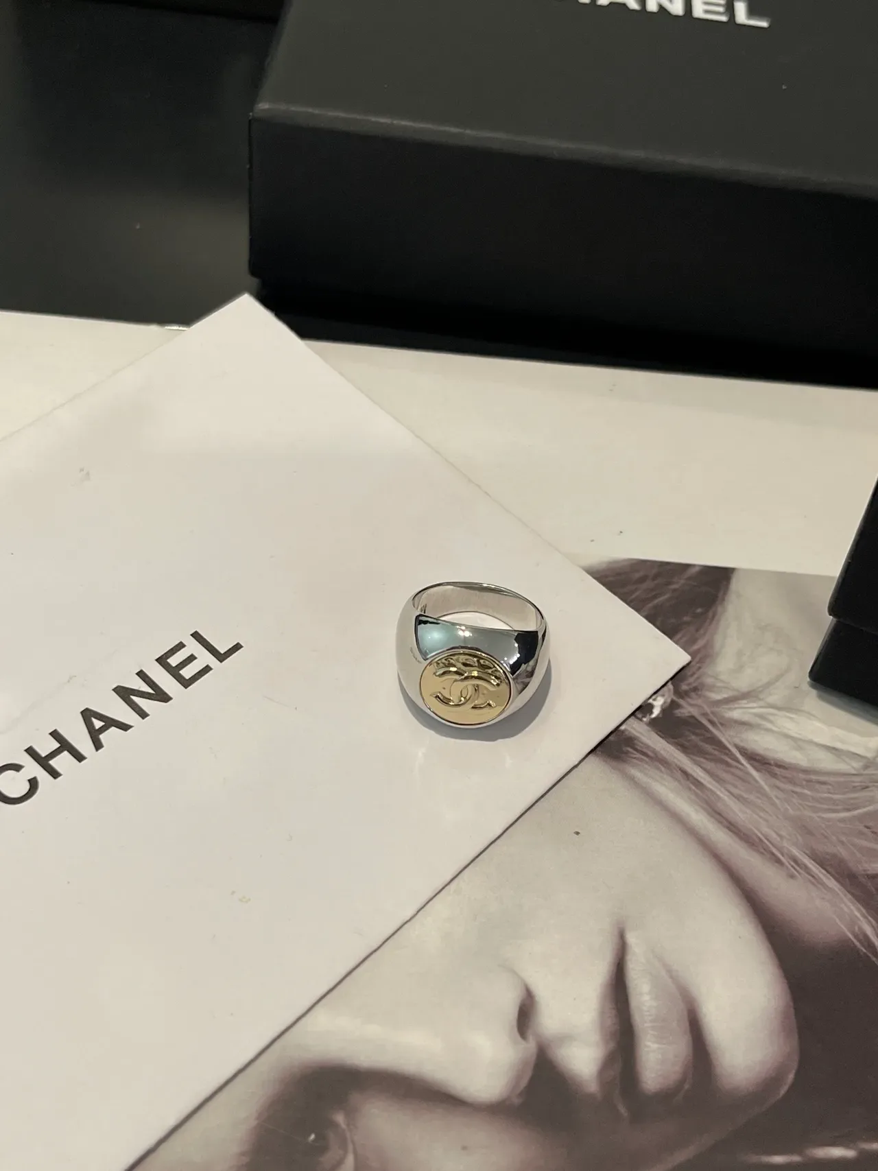 Chanel خاتم سينيت باللون الفضي والذهبي Logo 7