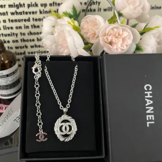 Chanel قلادة هالو من سلسلة كيرب فضية سوداء مغطاة بكريستال