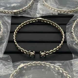 سواريه شانيل سلسلة كيرب متشابكة فضية مع مشبك CC متشابك