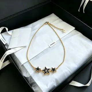 Chanel तीन तारे काली एमेल और गोल्ड-टोन हार