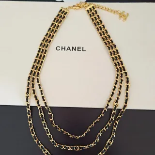 Chanel 三股金色链条和黑色皮革项链