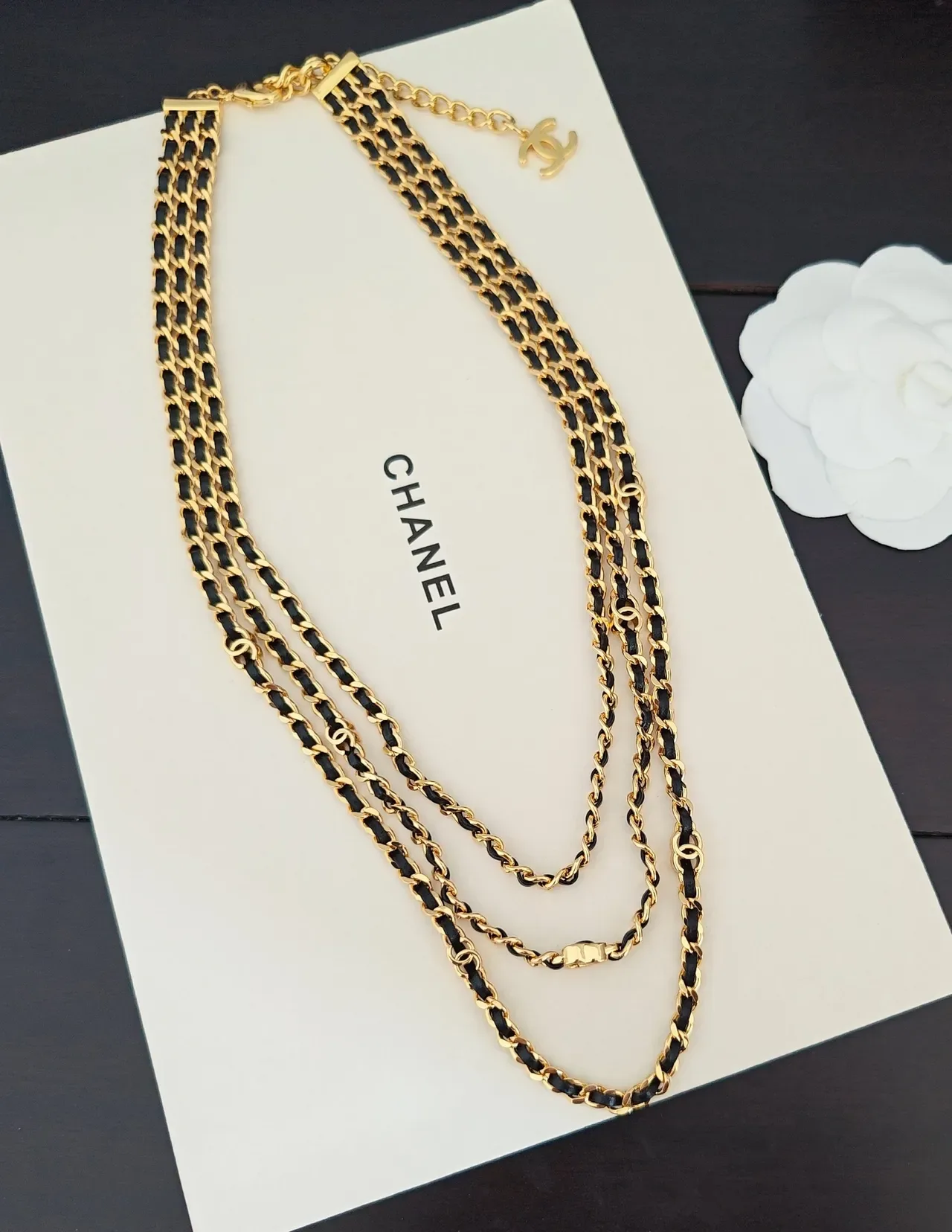 Chanel ত্রিপল স্ট্র্যান্ড গোল্ড টোন চেইন এবং কালো চামড়ার নেকলেস 3