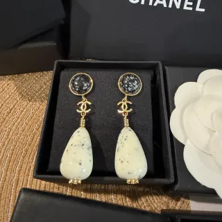 Chanel pendientes blancos negros tono oro hardware construcción de piedra de dos niveles