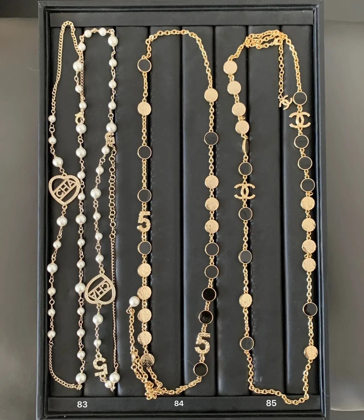 Chanel Colar de pérolas com corrente de ouro branco e cristais embellished 2