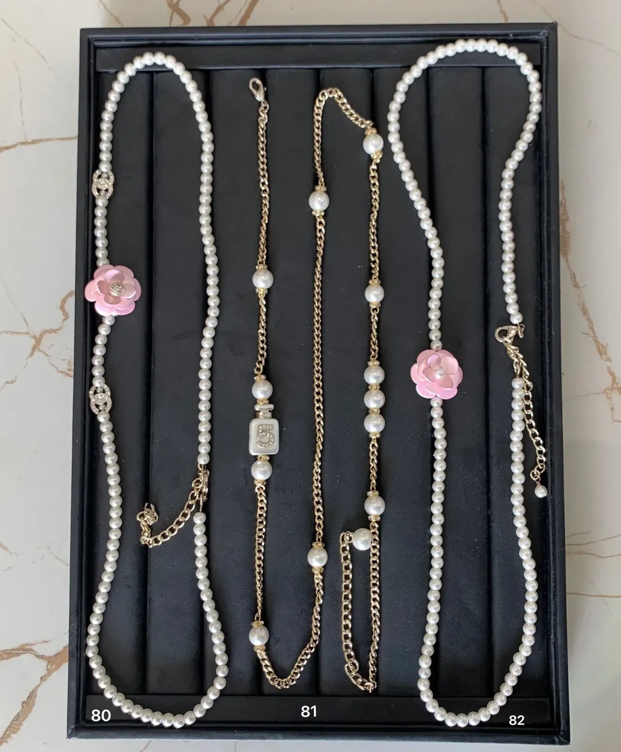 Chanel Colar de pérolas com corrente de ouro branco e cristais embellished 3