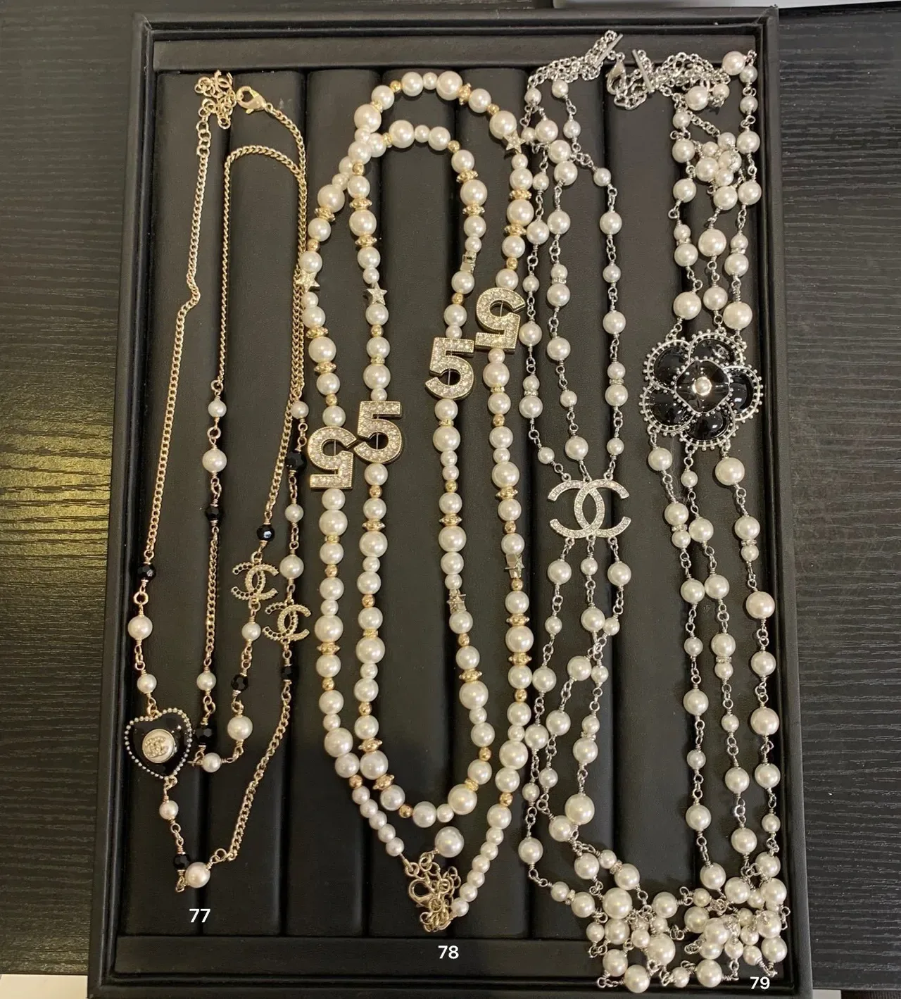 Chanel Colar de pérolas com corrente de ouro branco e cristais embellished 4