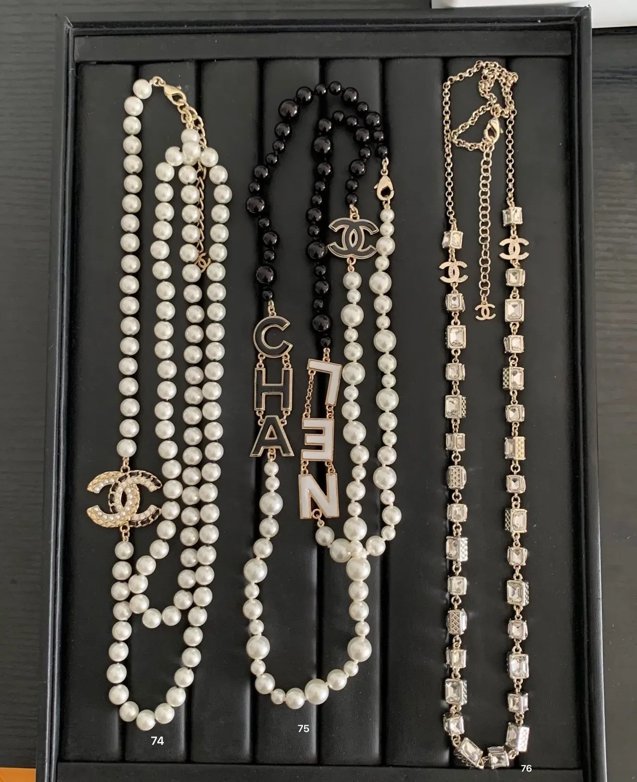 Chanel Colar de pérolas com corrente de ouro branco e cristais embellished 5