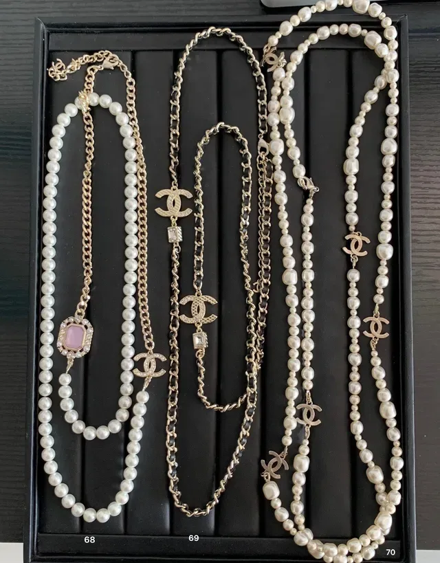 Chanel Colar de pérolas com corrente de ouro branco e cristais embellished 7