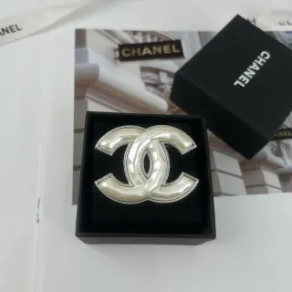 Chanel सफेद चांदी Interlocking CC लोगो पर्ल प्रभाव सेंटर ब्रोच