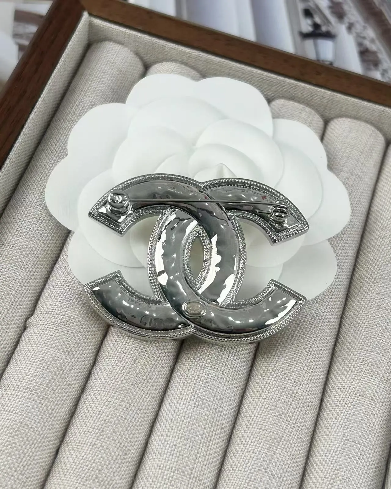 Chanel सफेद चांदी Interlocking CC लोगो पर्ल प्रभाव सेंटर ब्रोच 2