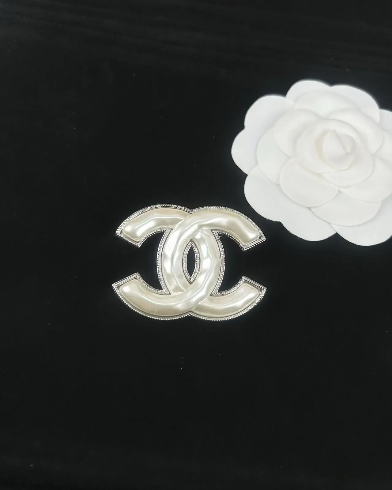 Chanel सफेद चांदी Interlocking CC लोगो पर्ल प्रभाव सेंटर ब्रोच 3