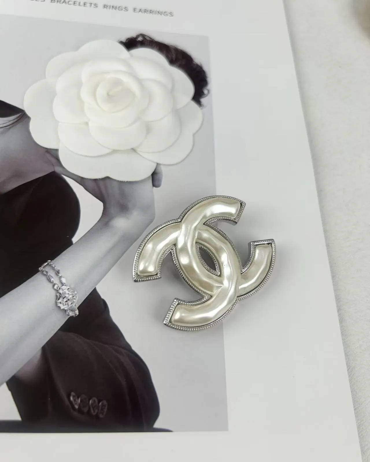 Chanel सफेद चांदी Interlocking CC लोगो पर्ल प्रभाव सेंटर ब्रोच 4