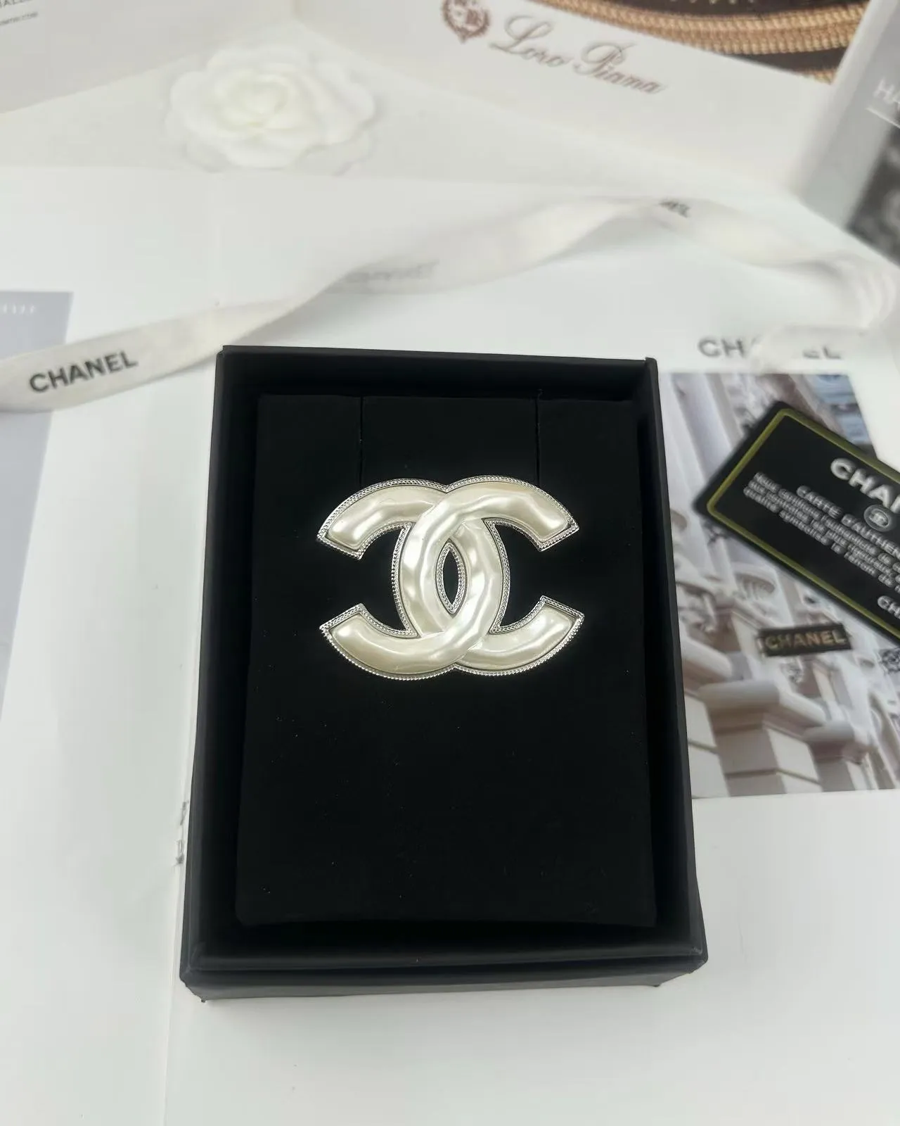 Chanel सफेद चांदी Interlocking CC लोगो पर्ल प्रभाव सेंटर ब्रोच 5