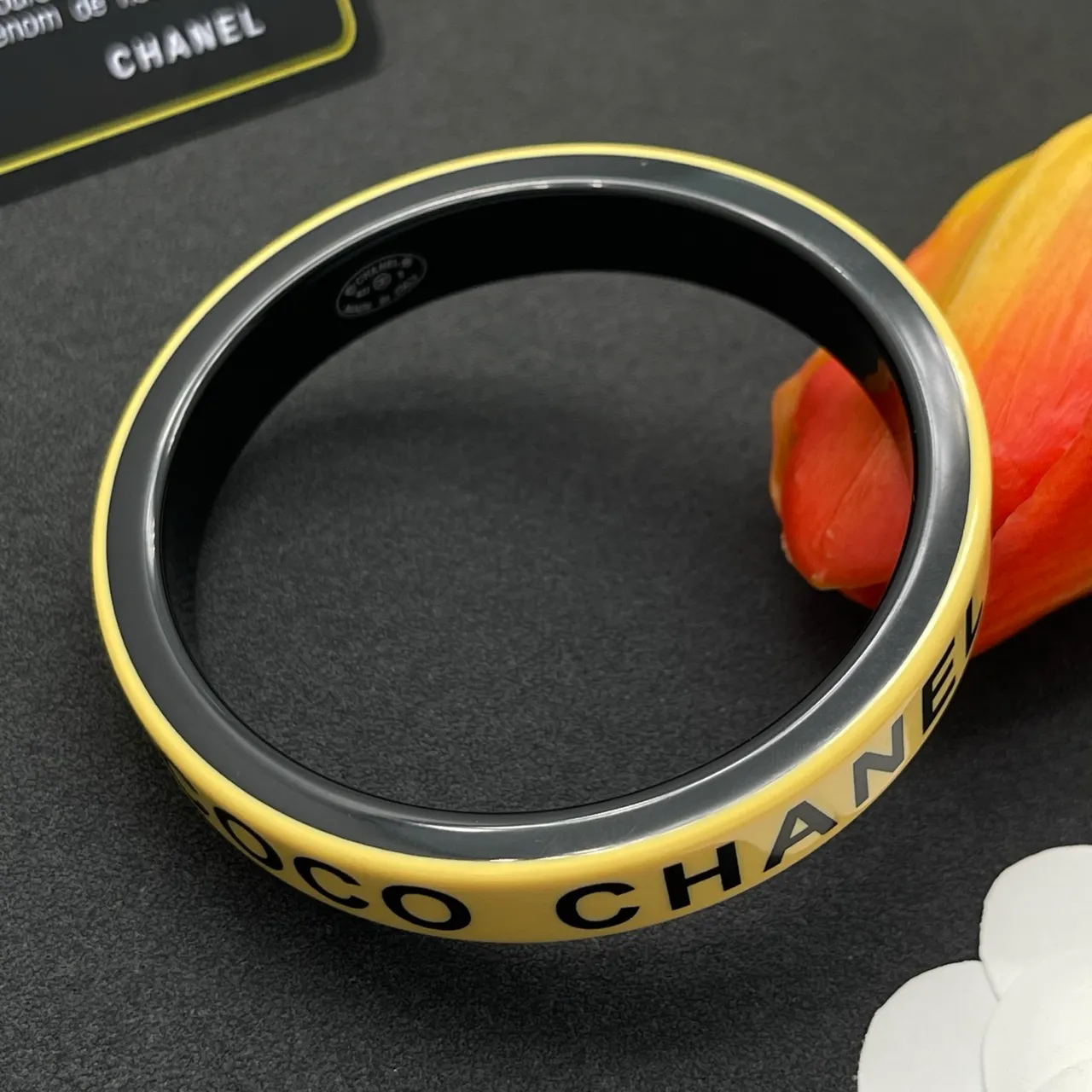 Chanel أصفر أسود نقش لوجو مكتمل بالمينا سوار 4